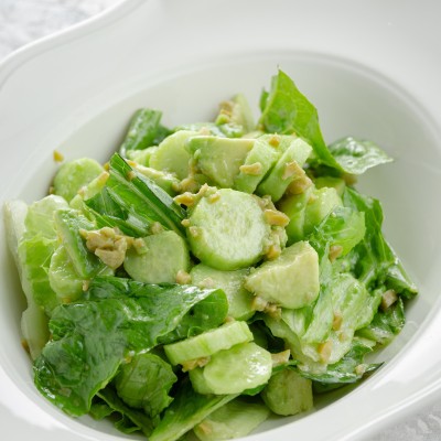 Зелёный салат с оливками и авокадо