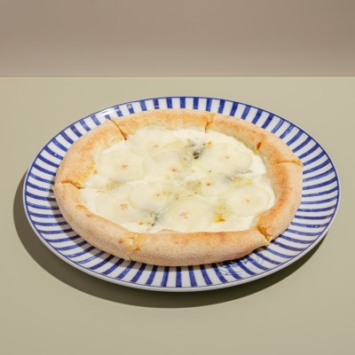 Пицца с грушей и горгонзолой